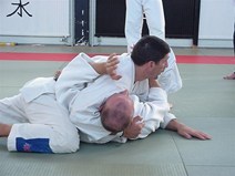 Carlos  håller fast.jpg